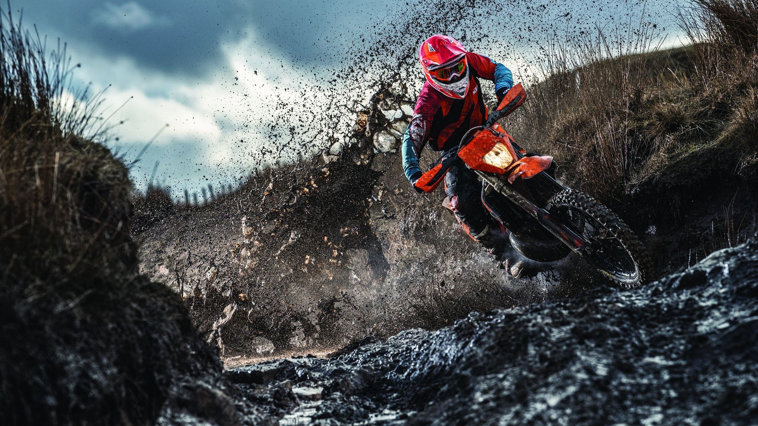 -罕见的飞跃：车手意外飞出赛道瞬间，赛车飞跃撞车